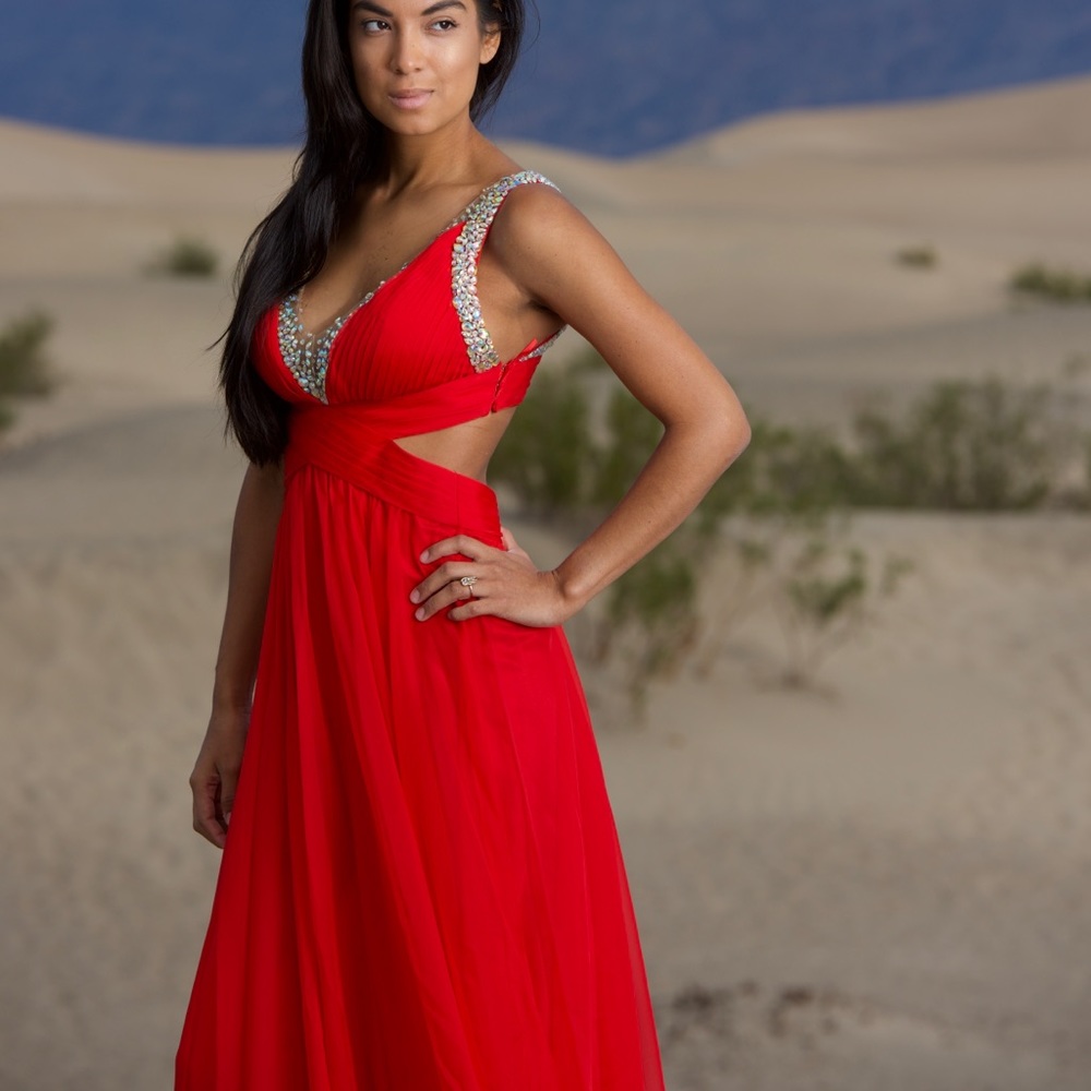 RED LA FEMME PROM/BALL GOWN (0) - Picture 3 of 4